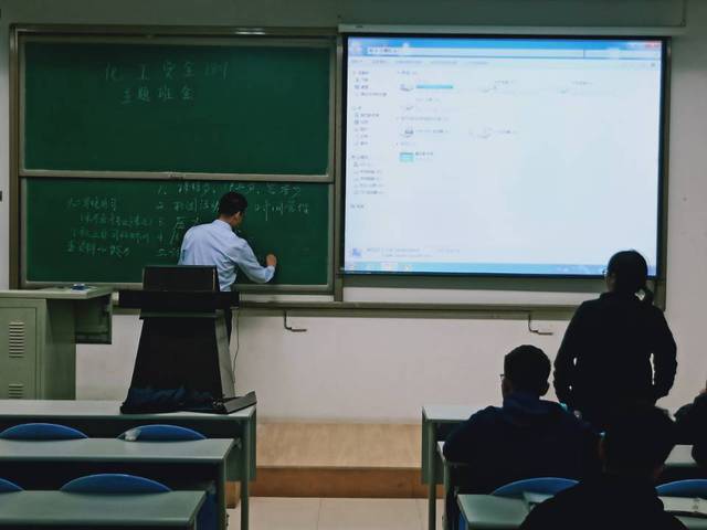 副经理刘义对同学提出的问题进行解答 赵峰摄影