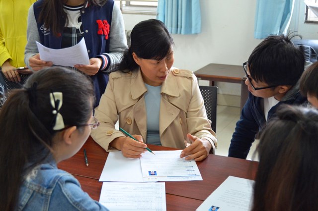 袁爱军老师指导员工修改简历 胡超杰摄影 袁爱军老师指导员工修改简历 胡超杰摄影