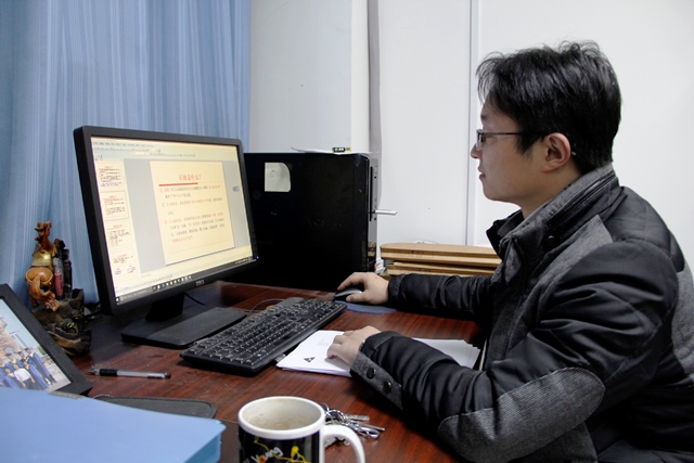 化工系教师在认真备课  