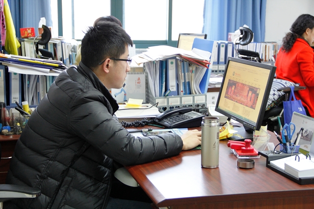 教学办的老师们正在专心办公