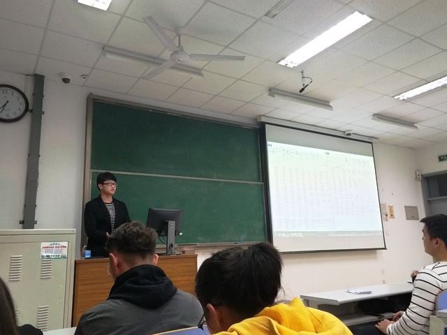 辅导员刘伟做动员 姜宇飞摄影 辅导员刘伟做动员 姜宇飞摄影