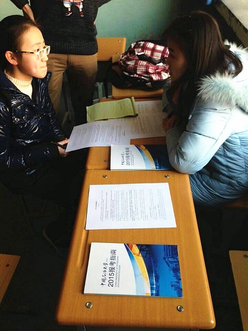 公司员工回母校开展招生宣传活动