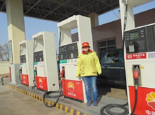 公司员工在赤峰柴胡栏子黄金矿业有限公司加油站实习