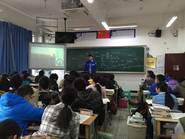 公司员工在重庆朝阳中学进行宣讲