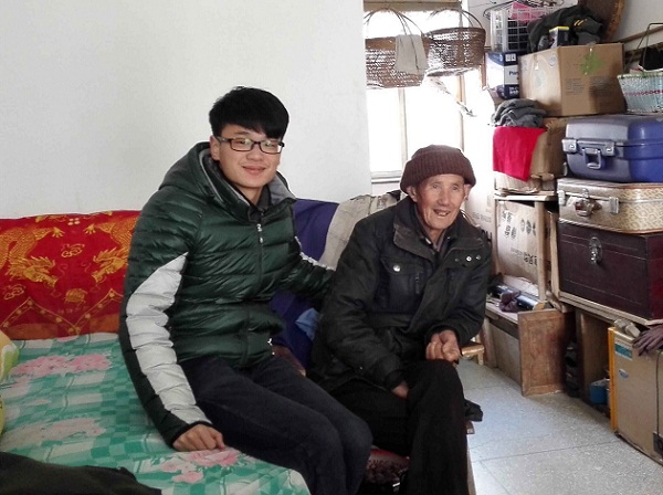 公司员工到敬老院看望老人