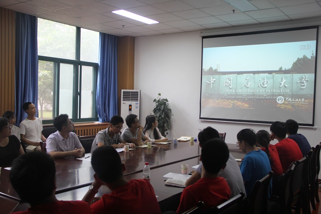 共同观看公司宣传片  魏孟吉摄影