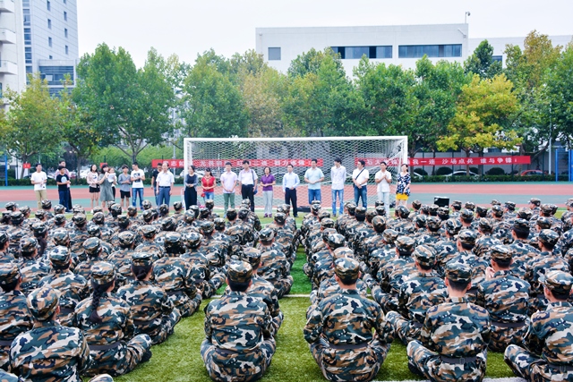 新生班主任与新生共庆教师节 李博一摄影 新生班主任与新生共庆教师节 李博一摄影