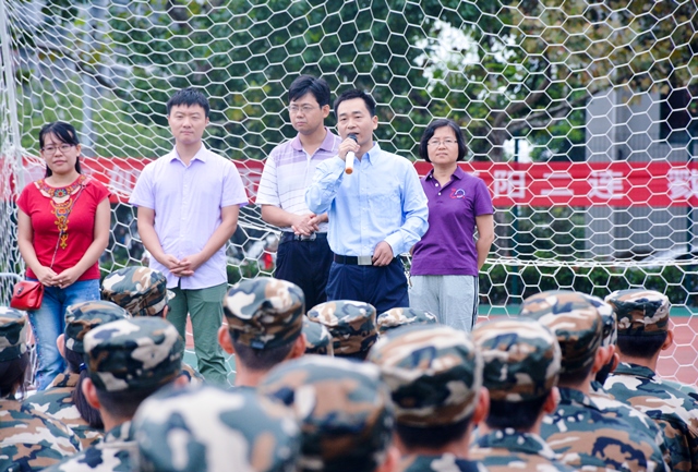 左海强老师代表新生班主任致辞 李博一摄影 左海强老师代表新生班主任致辞 李博一摄影