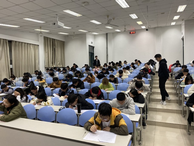 同学们认真答题 同学们认真答题