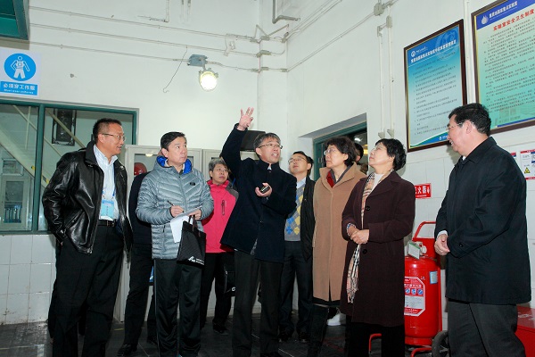 杨朝合经理为与会代表介绍装置情况 杨朝合经理为与会代表介绍装置情况