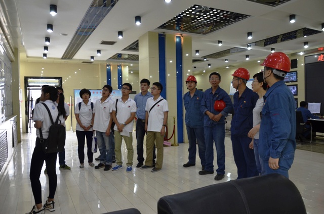 参观常减压装置联合控制室 蒋玉鑫摄影 参观常减压装置联合控制室 蒋玉鑫摄影