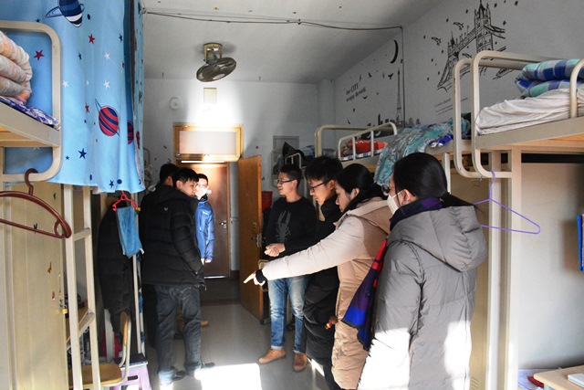 辅导员深入宿舍排查安全隐患 魏孟吉摄影