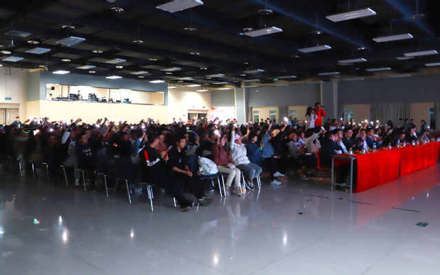 晚会现场观众热情呼应 李国梁摄影