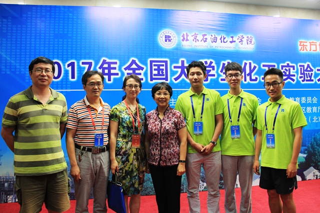 参赛队伍与组委会山红红教授合影 参赛队伍与组委会山红红教授合影