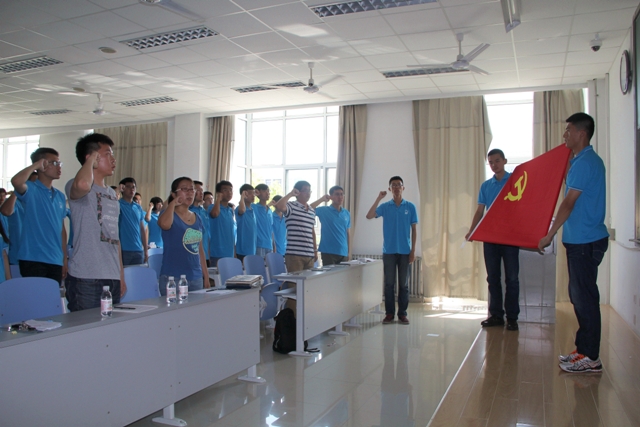 全体毕业生党员重温入党誓词 杨晓莹摄影 全体毕业生党员重温入党誓词 杨晓莹摄影