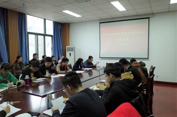 支部书记进行述职 李燕君摄影