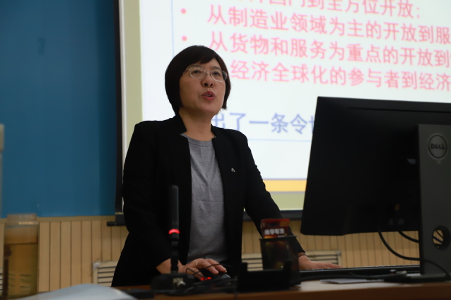 吴克华为员工讲解出国留学项目 曹明秀摄影 吴克华为员工讲解出国留学项目 曹明秀摄影