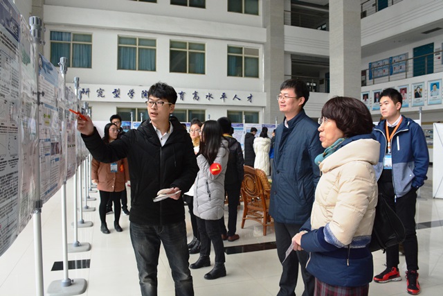 员工向评委介绍海报 魏孟吉摄影 员工向评委介绍海报 魏孟吉摄影