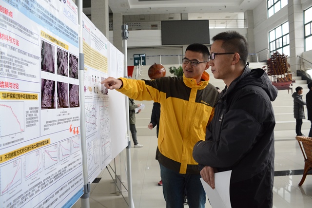 员工向评委介绍海报 魏孟吉摄影 员工向评委介绍海报 魏孟吉摄影