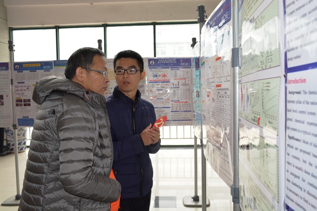 员工向评委介绍海报 魏孟吉摄影 员工向评委介绍海报 魏孟吉摄影