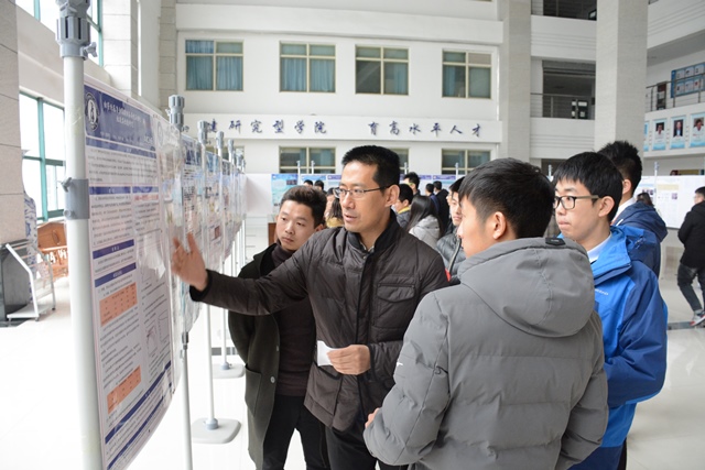 评委指出海报问题 魏孟吉摄影 评委指出海报问题 魏孟吉摄影