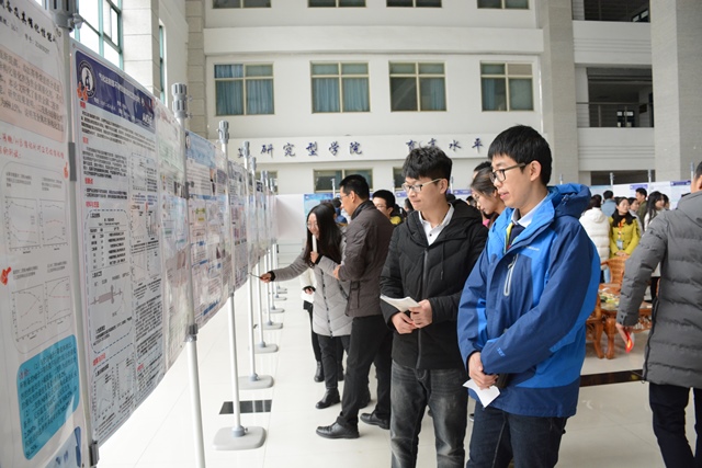 员工向评委介绍海报 魏孟吉摄影 员工向评委介绍海报 魏孟吉摄影