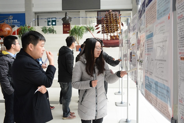 员工向评委介绍海报 魏孟吉摄影 员工向评委介绍海报 魏孟吉摄影