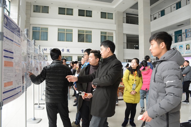 评委指出海报问题 魏孟吉摄影 评委指出海报问题 魏孟吉摄影