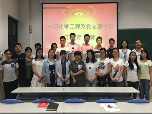 丁传芹与员工党员合影 吕玉翠摄影 丁传芹与员工党员合影 吕玉翠摄影