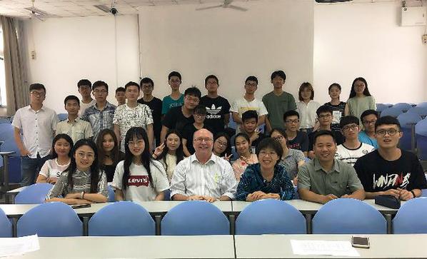 《大气污染管控前沿》课堂合影 《大气污染管控前沿》课堂合影