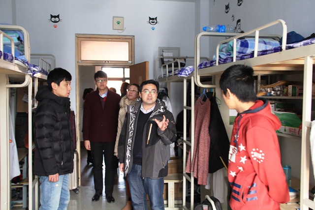 公司党委副书记王迅提出整改意见 魏孟吉摄影 公司党委副书记王迅提出整改意见 魏孟吉摄影