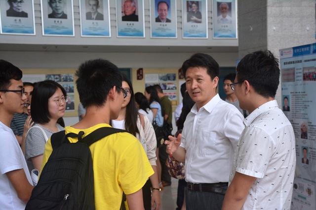 吴明铂教授介绍课题组情况 王玉娟摄影