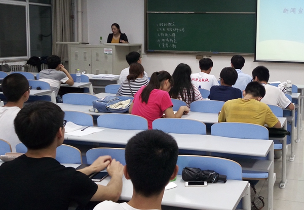 杨一帆老师进行社会实践安全教育 杨一帆老师进行社会实践安全教育