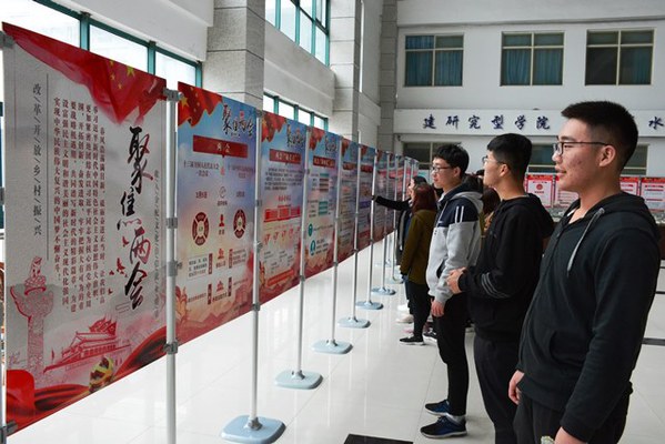 员工观看图片展 魏孟吉摄影