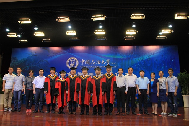 出席授予仪式的老师们合影 魏孟吉摄影