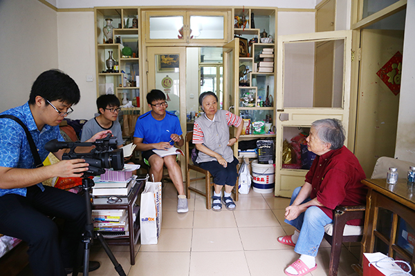 由党委宣传部、化学工程公司、档案馆组成的采访组采访顾乐诚 刘积舜摄影 由党委宣传部、化学工程公司、档案馆组成的采访组采访顾乐诚 刘积舜摄影