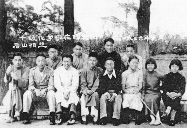 清华十级化学班合影,前排左一为朱亚杰,右二为魏娱之,后排左二为曹本熹 清华十级化学班合影,前排左一为朱亚杰,右二为魏娱之,后排左二为曹本熹