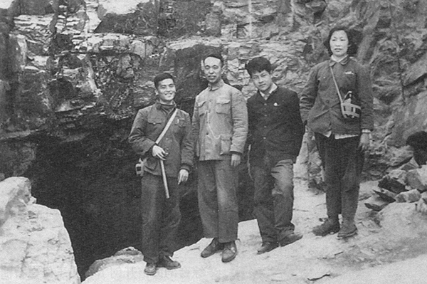 勘探系岩矿教研室在野外考察,右一为吴崇筠,左二为冯增昭 勘探系岩矿教研室在野外考察,右一为吴崇筠,左二为冯增昭