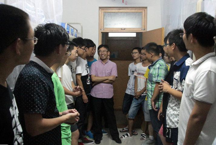 经理杨朝合看望新生  薛佳朋摄影