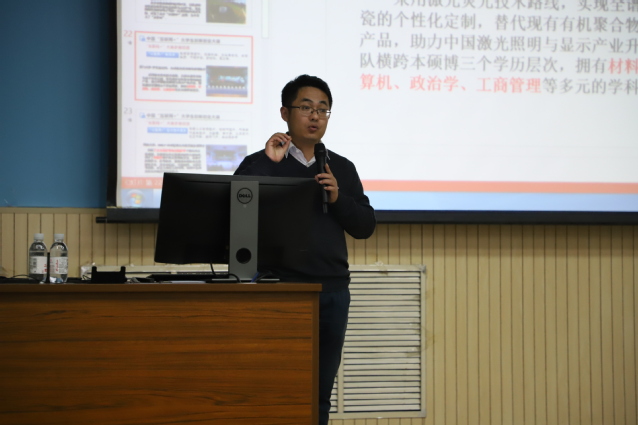 孟兆刚老师向员工讲课 汪雨薇摄影 孟兆刚老师向员工讲课 汪雨薇摄影