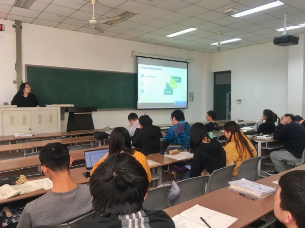 窦雅琴老师主持班会