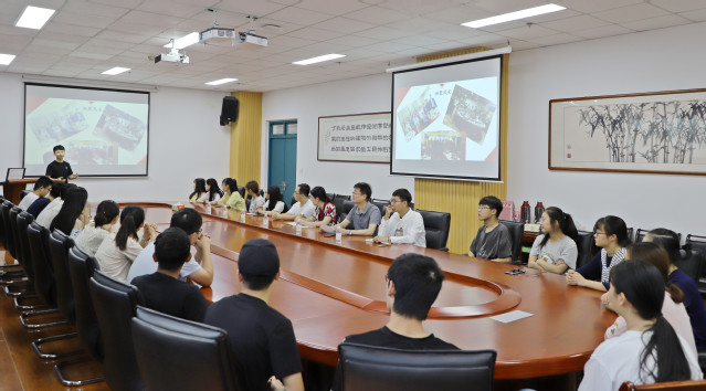 班长总结本学期班级工作 刘伟摄影