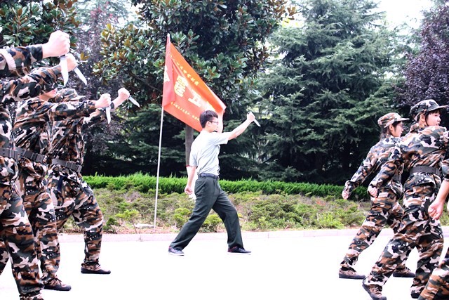 辅导员与新生一起学习匕首操 杨晓莹摄影 辅导员与新生一起学习匕首操 杨晓莹摄影