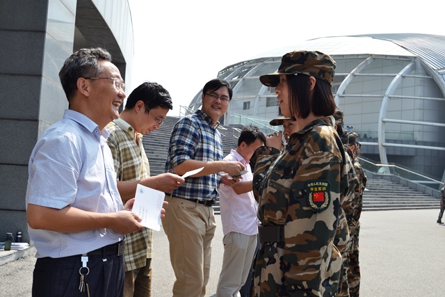 新生在教师节为下连队班主任送上祝福明信片 赵明超摄影 新生在教师节为下连队班主任送上祝福明信片 赵明超摄影