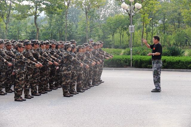 军训旅领导到连队指导 纪洪洋摄影 军训旅领导到连队指导 纪洪洋摄影