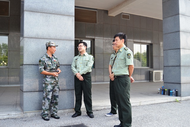 公司领导与团长亲切交谈 魏孟吉摄影 公司领导与团长亲切交谈 魏孟吉摄影