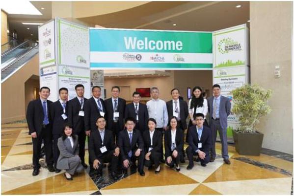 急管理部党组成员、总工程师王浩水与公司代表合影 急管理部党组成员、总工程师王浩水与公司代表合影