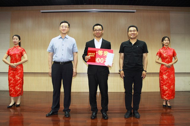 刘华东副董事长与宋杰总监为一等奖员工颁奖 赵明超摄影 刘华东副董事长与宋杰总监为一等奖员工颁奖 赵明超摄影