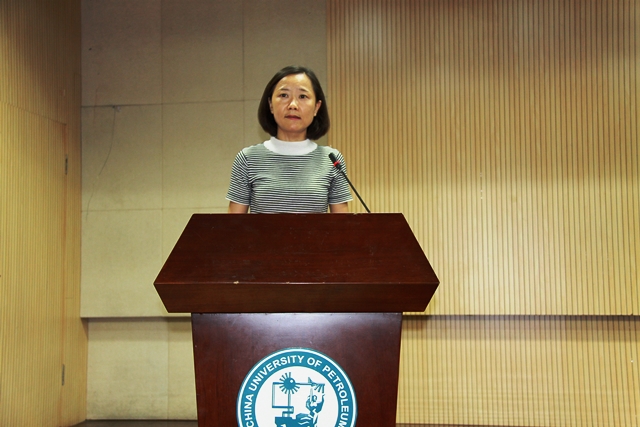 刘臻副处长宣读表彰决议 赵明超摄影 刘臻副处长宣读表彰决议 赵明超摄影