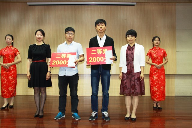 王效美处长和侯岩红总经理助理为获二等奖的员工颁奖 赵明超摄影 王效美处长和侯岩红总经理助理为获二等奖的员工颁奖 赵明超摄影